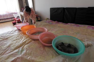 金乡楼上漏水，住户失联，小区没物管，业主维权难！律师来支招……